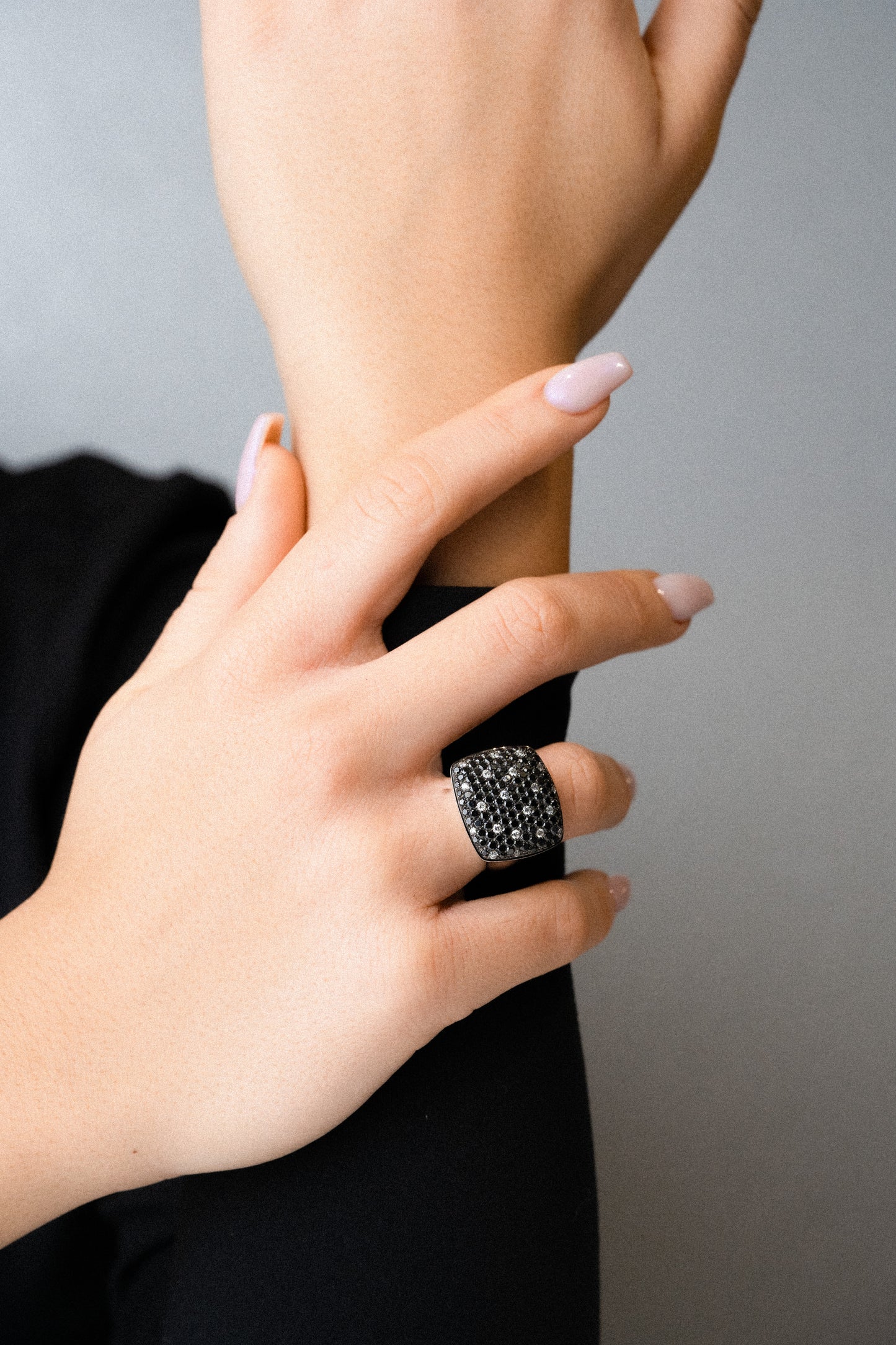 Anello in oro bianco con brillanti neri