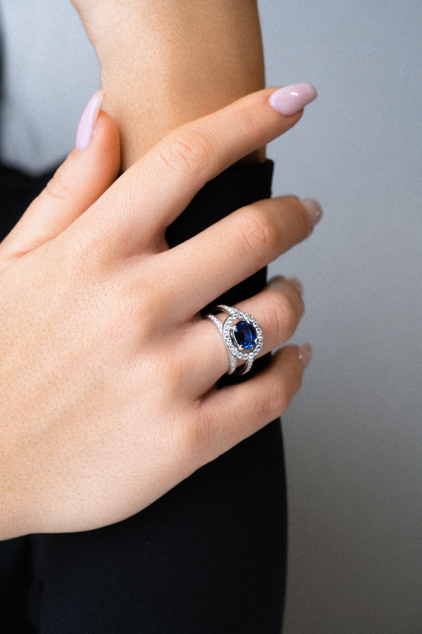 Anello in oro bianco e zaffiro blu